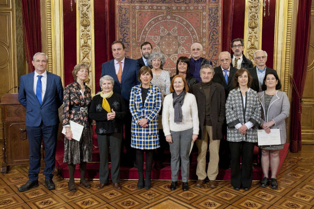 La Presidenta, el consejero Aranburu y la consejera Herrera, acompañados por representantes de los y las donantes que han participado en el acto