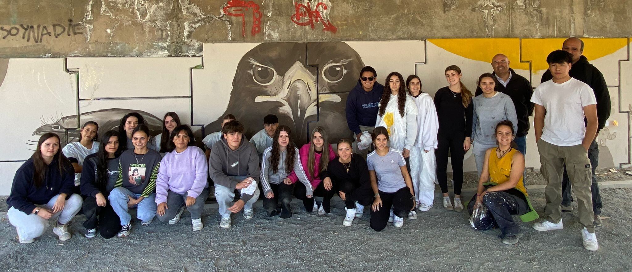Mural en los puentes que cruzan el río Chico en Ávila