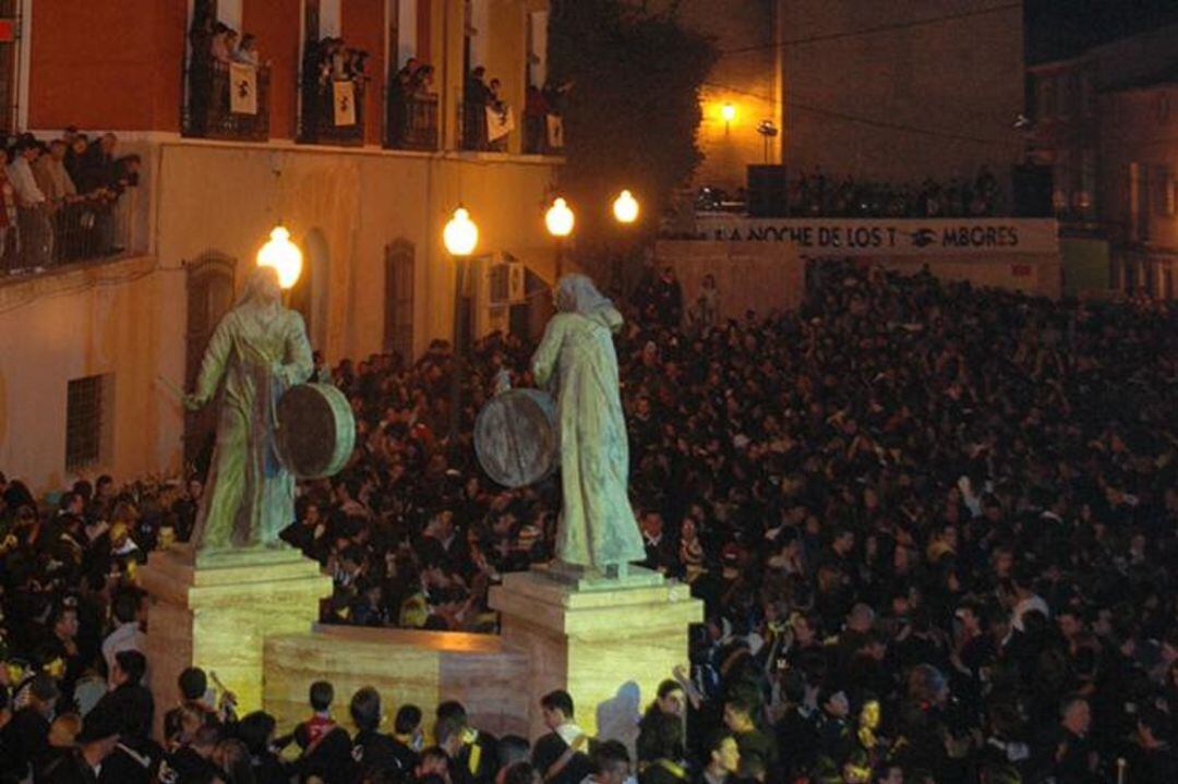 Imagen de La Noche de los Tambores (Mula) donde destaca el monumento al tamborista en la la plaza del Ayuntamiento