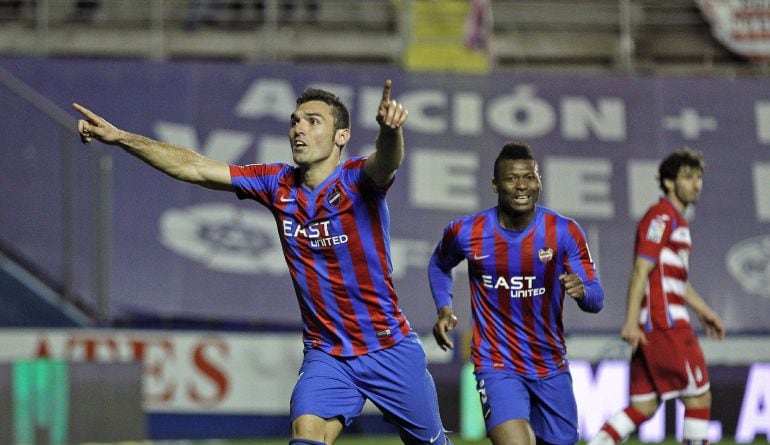 GRA482. VALENCIA. 23/02/2015.- El delantero del Levante UD, David Barral, celebra su gol, segundo del equipo levantinista, durante el partido de la vigésimo cuarta jornada de Liga en Primera División que han disputado esta noche frente al Granada CF en el estadio Ciutat de València. EFE/Manuel Bruque.