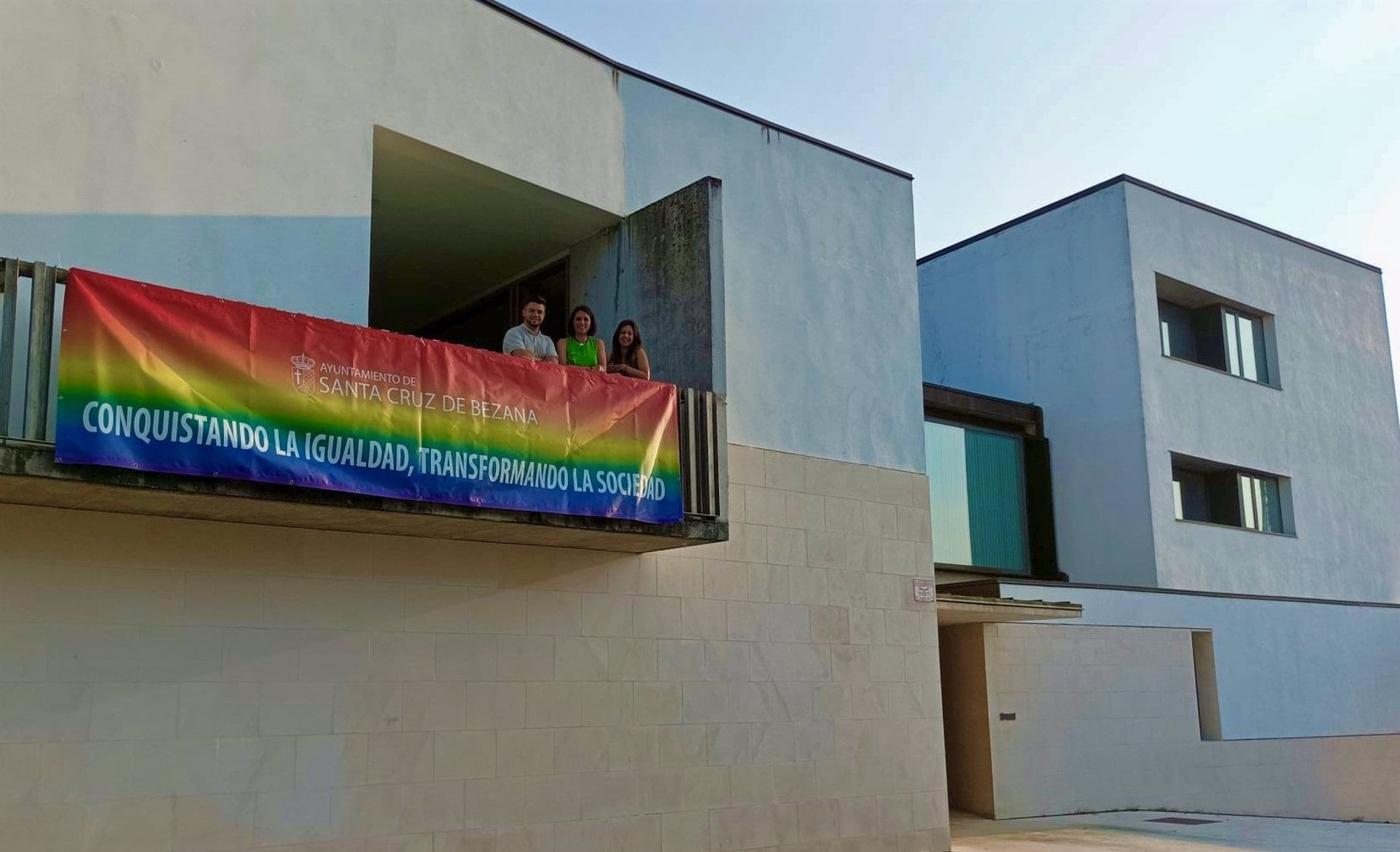 Bezana celebra el Día del Orgullo con una pancarta arcoíris en la fachada del Ayuntamiento - AYUNTAMIENTO DE SANTA CRUZ DE BEZANA