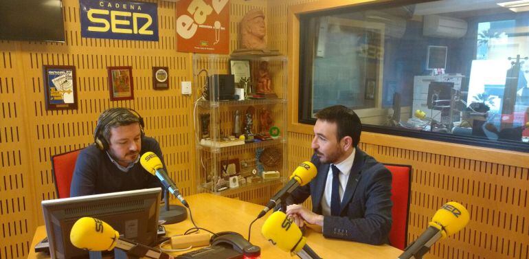 El periodista Pedro Espinosa entrevista a Fernando López Gil en los estudios de Radio Cádiz