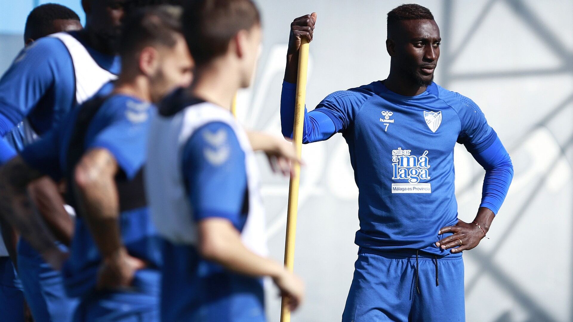 Lago Junior sostiene una pica en el entrenamiento del viernes