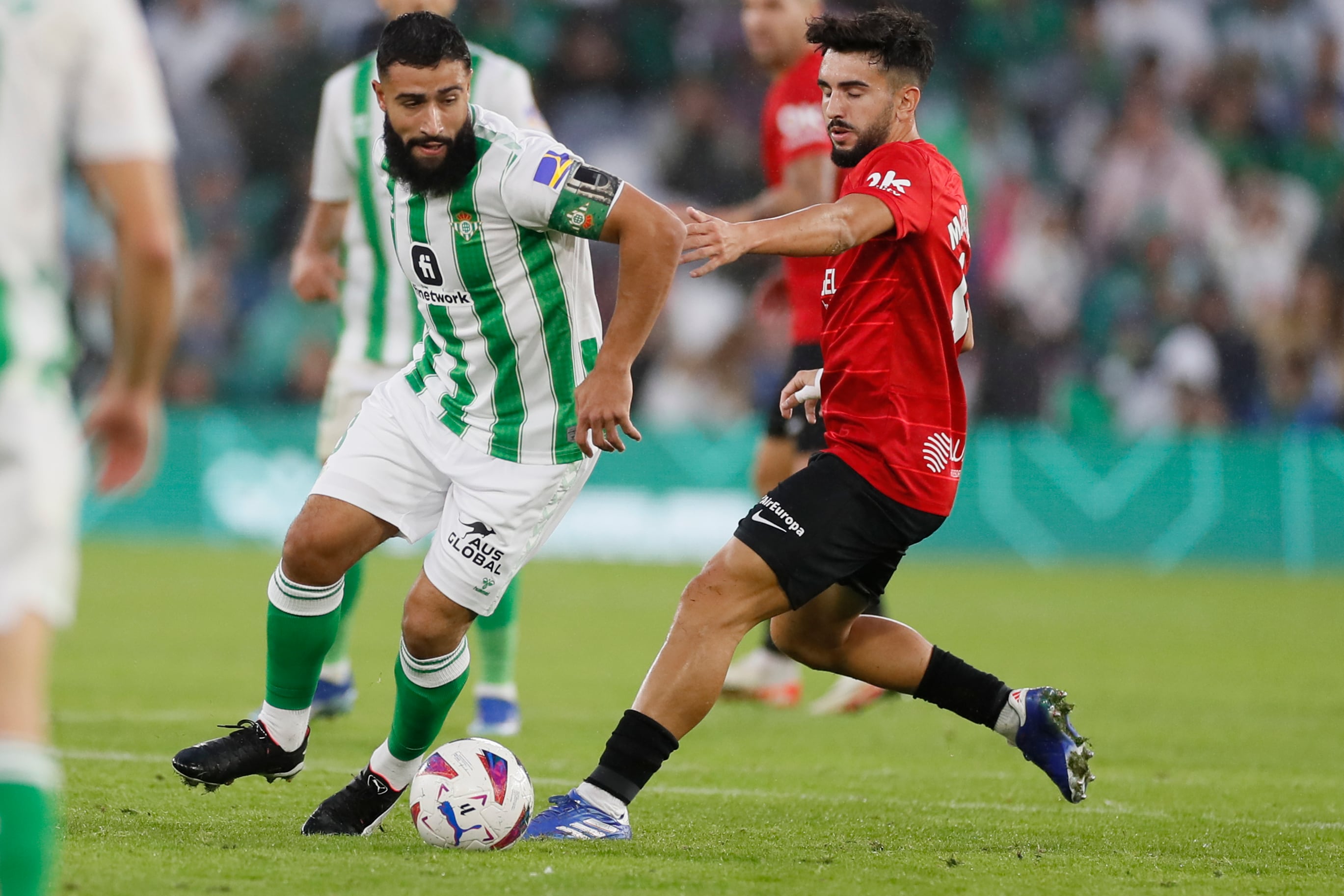 SEVILLA, 04/11/2023.- El delantero del Betis Nabil Fekir (i) pelea una posesión con Manuel Morlanes , del RCD Mallorca, durante el partido correspondiente a la jornada 12 de LaLiga EA Sports disputado este sábado entre el Real Betis y el RCD Mallorca en el estadio Benito Villamarín de Sevilla. EFE/José Manuel Vidal