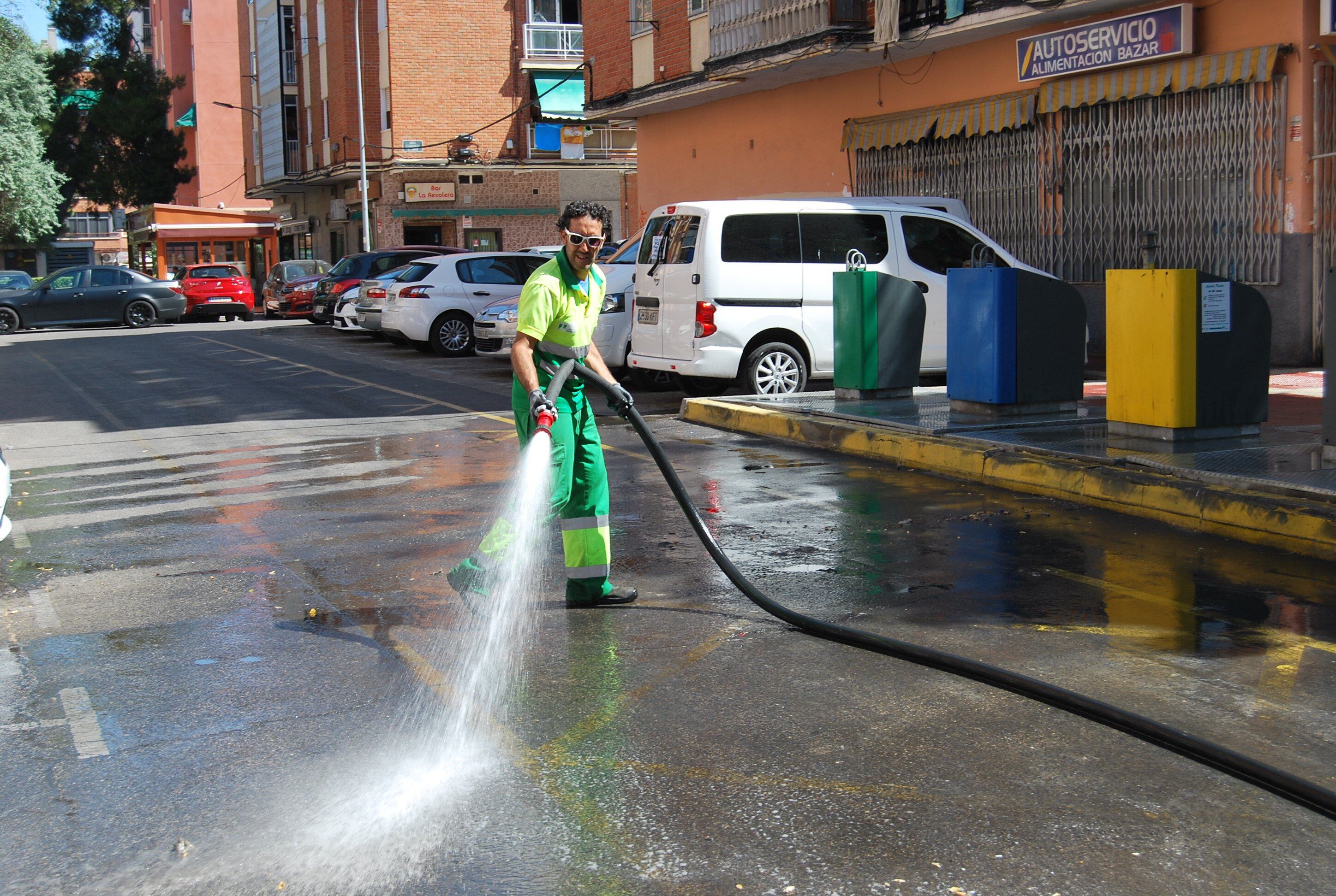 Imagen de un trabajador de limpieza viaria en Parla