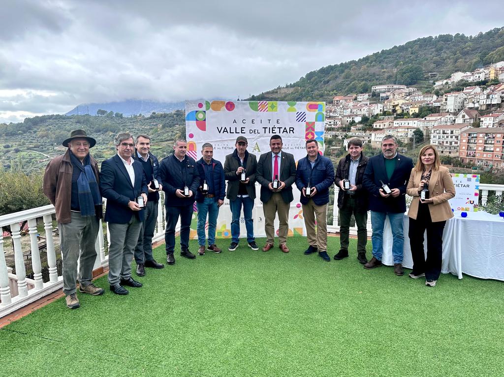 Autoridades participantes en la presentación del aceite