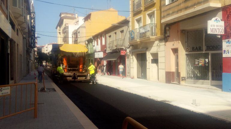 Obras de asfaltado en la calle Colón.