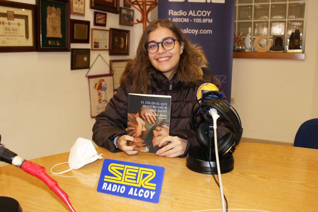 Yolanda Vicent con un ejemplar del segundo libro que ha publicado