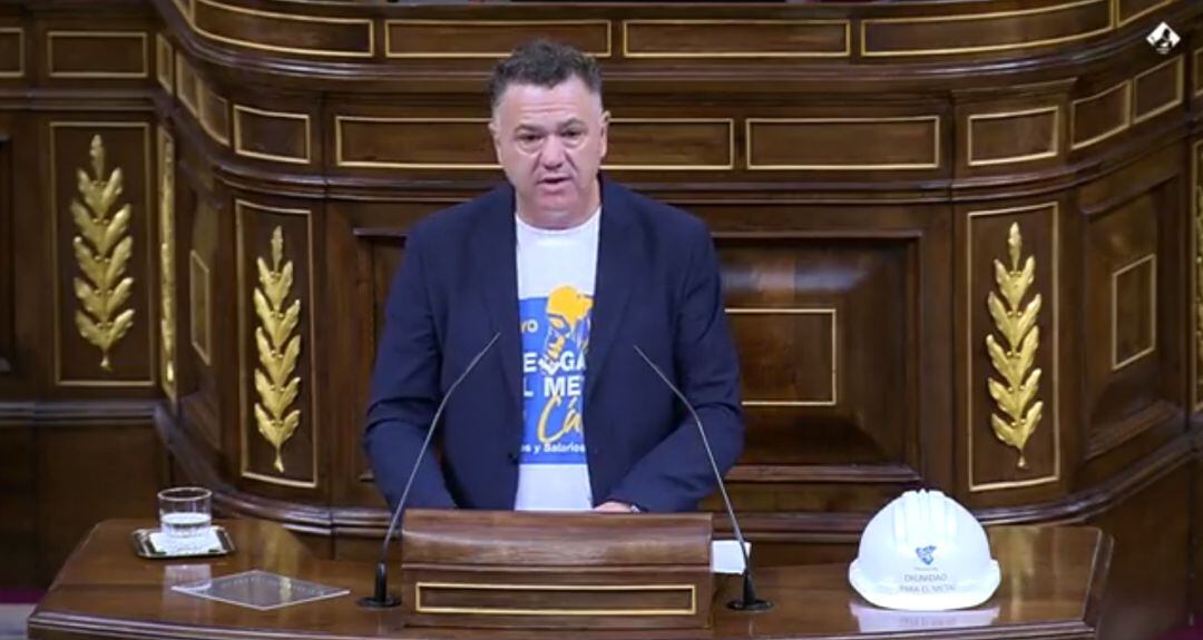 Juan Antonio Delgado, diputado de UP, con el casco de un trabajador en el Congreso