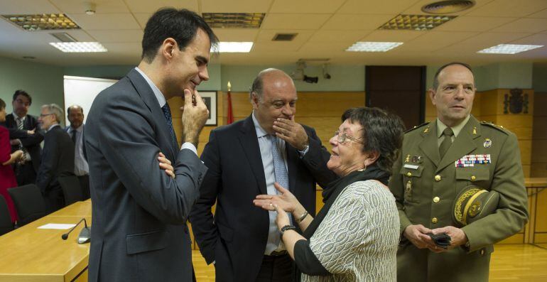 El juez Pablo Ruz (i) conversa con la consejera de Justicia e Interior del Gobierno de Navarra, María José Beaumont (2d), en presencia del presidente del Tribunal Superior de Justicia de navarra (TSJN), Joaquín Galve (2i)