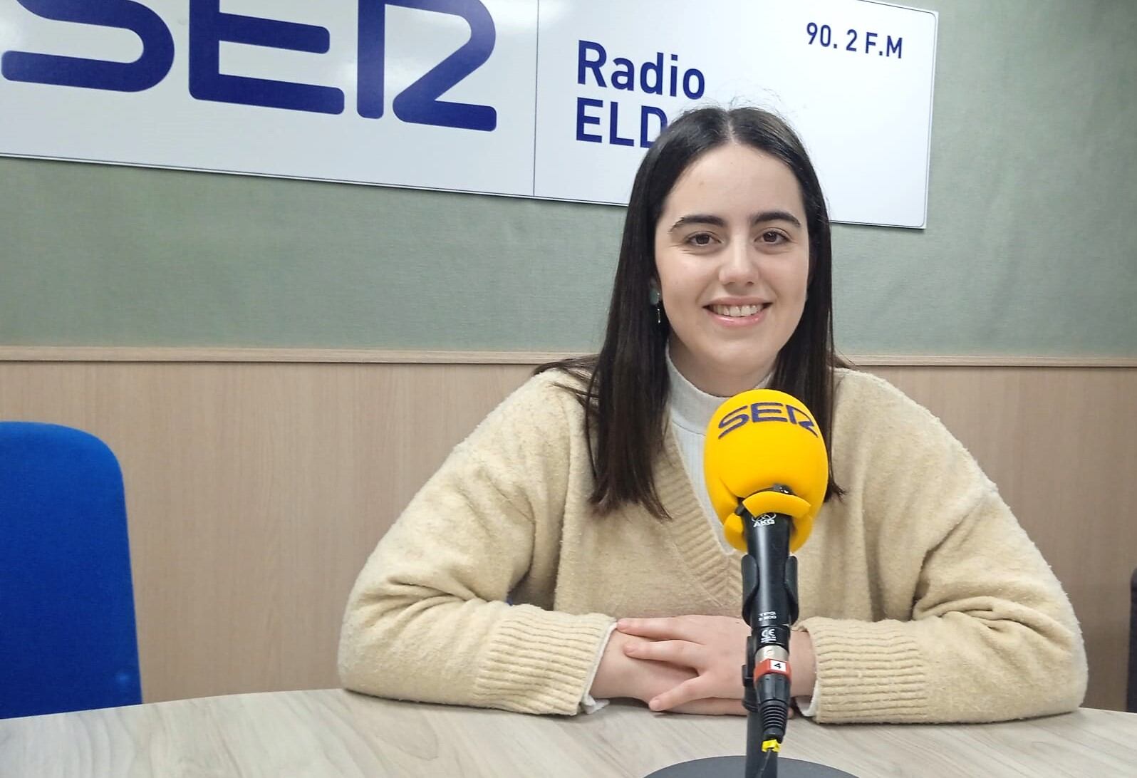 Clara Royo, en el estudio de Radio Elda SER