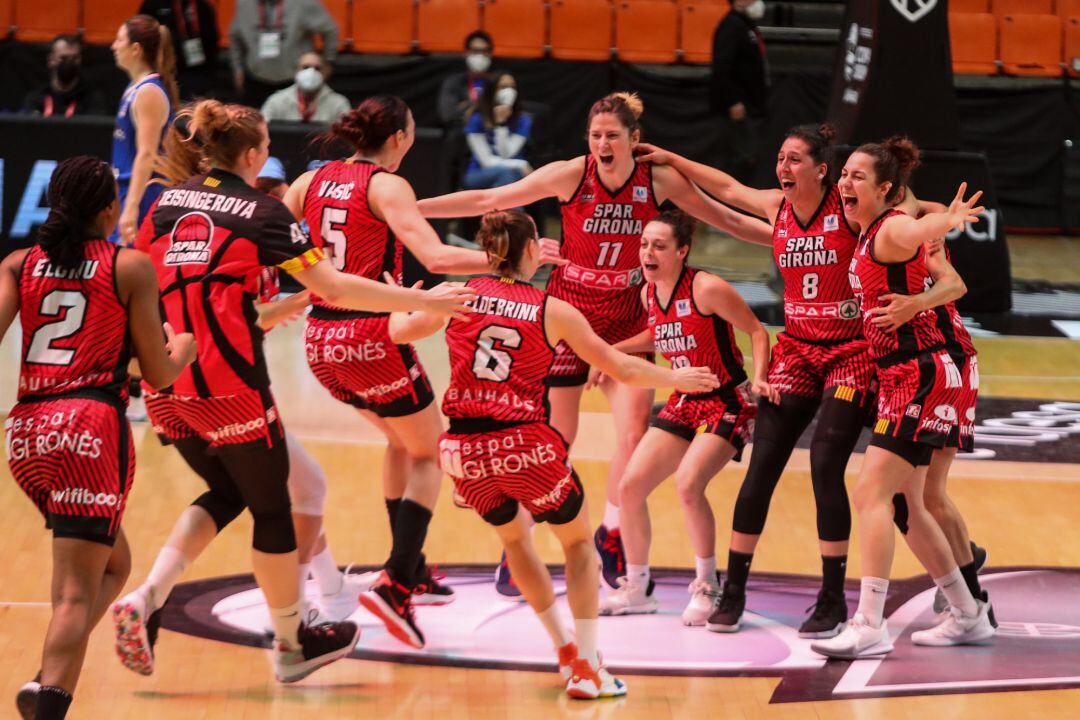 Spar Girona celebrate visctori whit your teammates during semifinal 1 in the Queen´s Cup 2021 