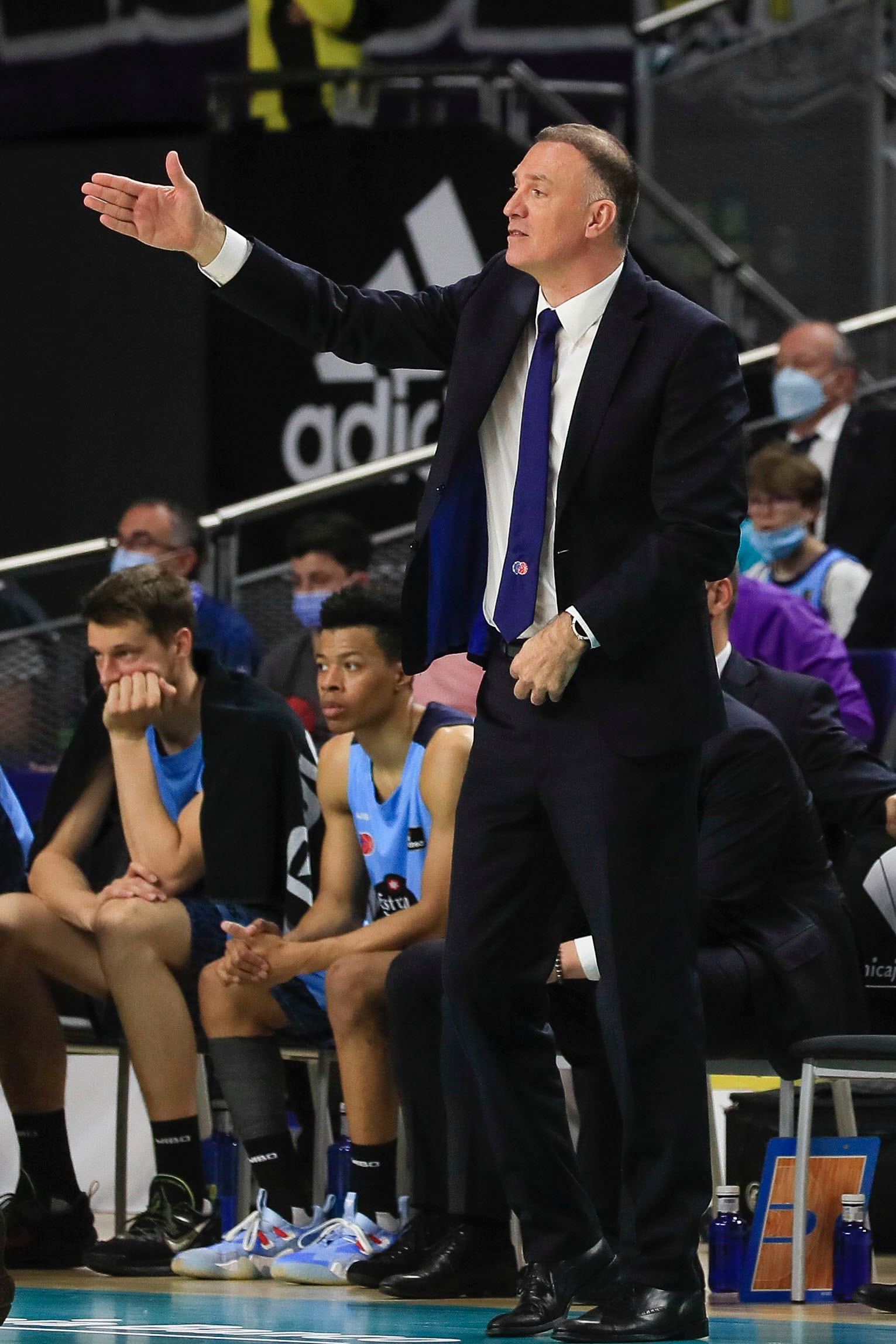 GRAF2348. MADRID, 17/04/2022.- El entrenador del Breogán, Veljko Mrsic, durante el partido de Liga Endesa disputado hoy en el Wizink Center de Madrid. EFE/Fernando Alvarado
