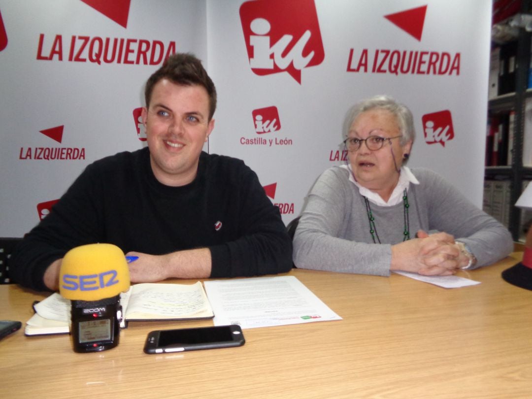 Jonathan Gete, candidato de IU, y Concha Rollizo, coordinadora de la asamblea local