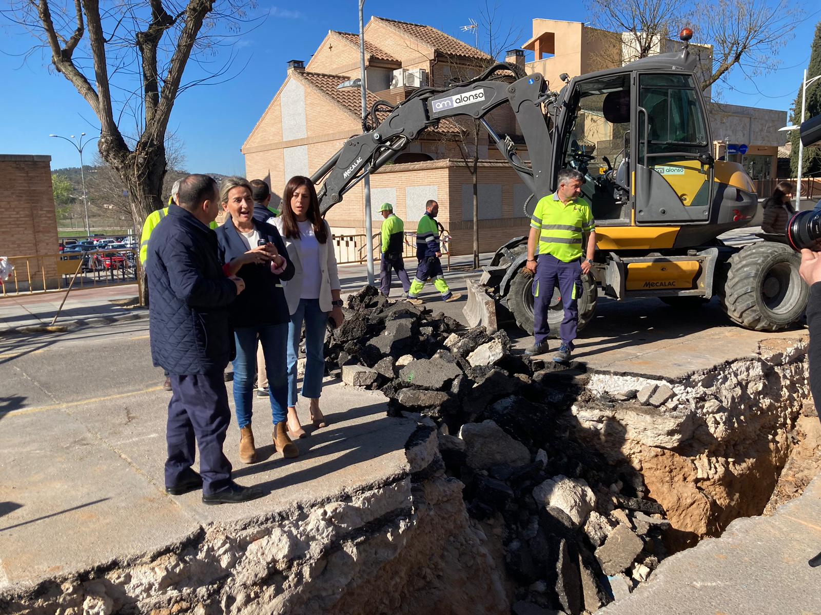 Imagen de la visita de la alcaldesa de Toledo, Milagros Tolón, a las obras del colector de la Avenida de Barber