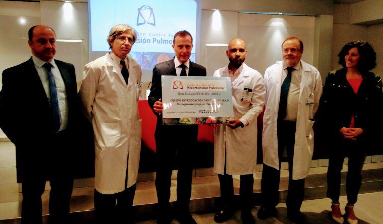 Entrega de la beca por valor de 12.000 euros. De izquierda a derecha: Enrique Carazo, presidente de la Fundación contra la Hipertensión Pulmonar, Pablo Lapunzina (Coordinador INGEMM),  Emilio Butragueño (Patrono Honor FCHP), Jair Tenorio (Investigador de