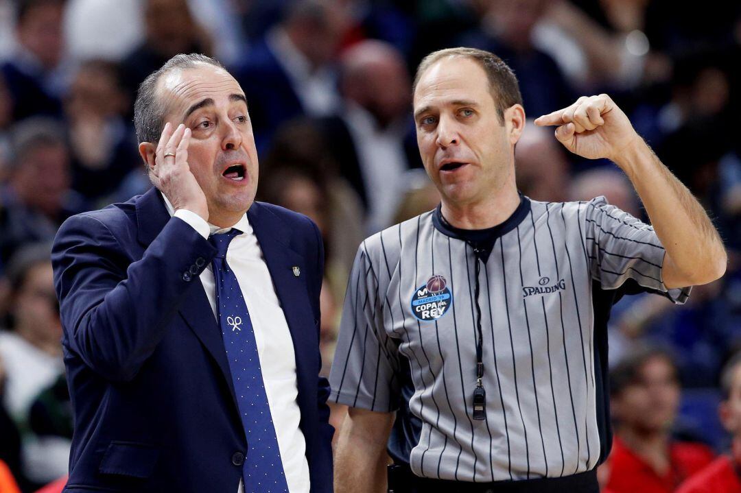 El entrenador del Iberostar Tenerife, Txus Vidorreta (i), conversa con uno de los colegiados durante la primera semifinal de la Copa del Rey de baloncesto ante el Barcelona Lassa que se disputa esta tarde en el Wizink Center, en Madrid. 