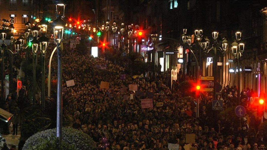 Éxito de participación en la manifestación del 8 M con todo el centro de la ciudad abarrotado