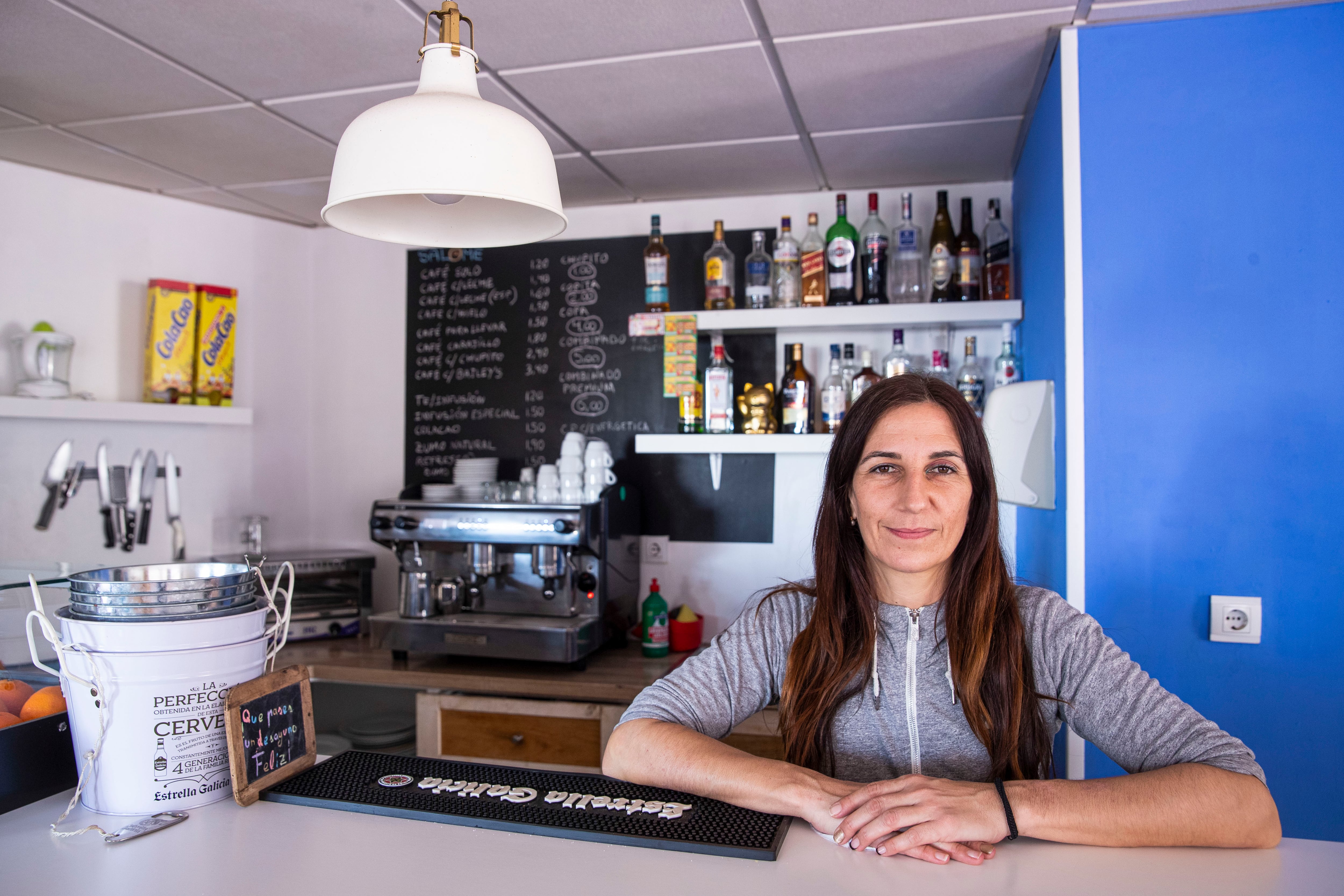 RINCÓN DE LA VICTORIA.MÁLAGA, 26/12/2022.- Salomé Murillo, extremeña de 40 años, posa en la barra de su cafetería en Rincón de la Victoria (Málaga), y vive en la provincia malacitana desde el año 2019. La provincia de Málaga ha rebasado por primera vez los 1,7 millones de habitantes, tras sumar casi 22.000 nuevos residentes en solo un año. Málaga, con su capital a la cabeza, se ha convertido en una de las regiones españolas más atractivas para vivir. Su clima templado, el mar, su dinamismo económico, su ambiente cosmopolita, las buenas conexiones de transporte, su amplia oferta cultural o su consagración como polo de empresas tecnológicas han hecho de ella el destino ideal. EFE/Jorge Zapata.
