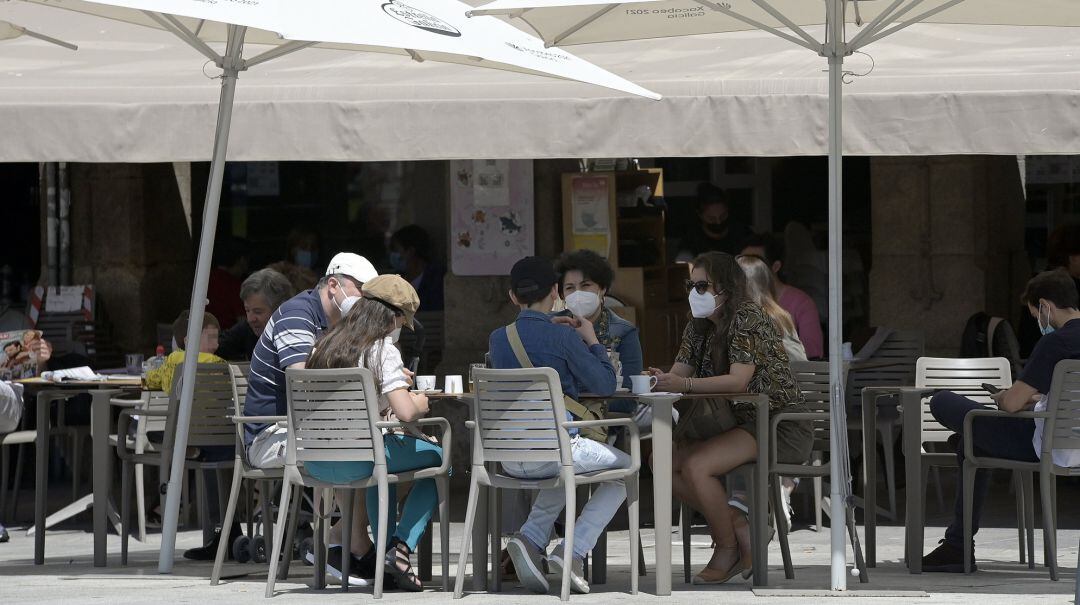 Varias personas en la terraza de un bar