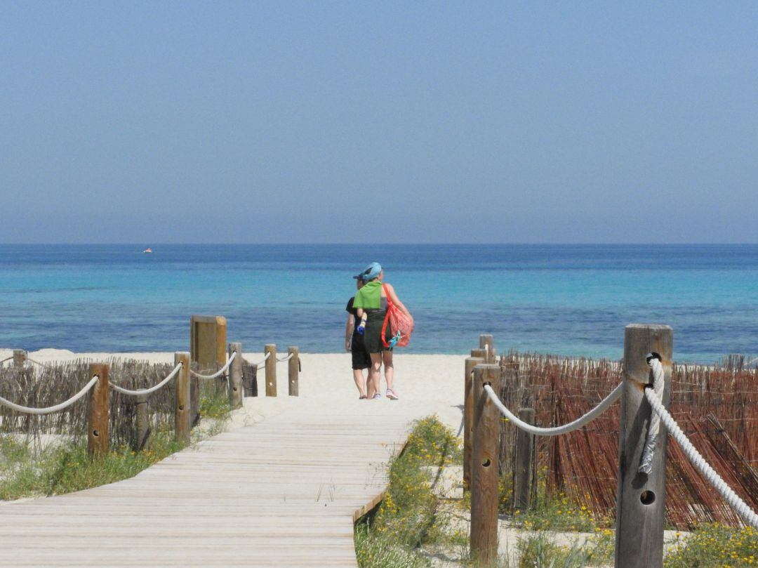 Turistas en una playa de Formentera