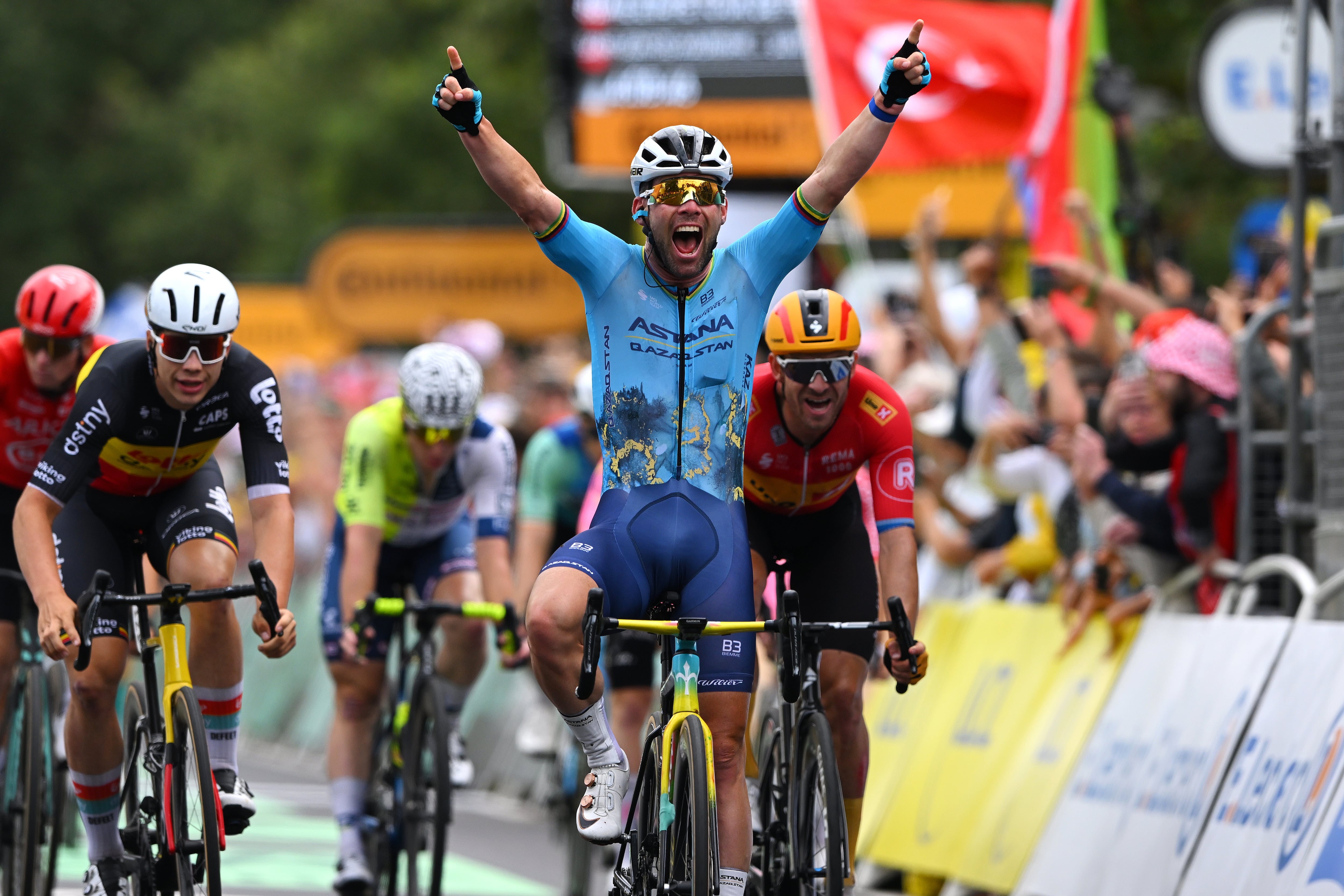 Mark Cavendish celebra la victoria en la quinta etapa del Tour de Francia 2024