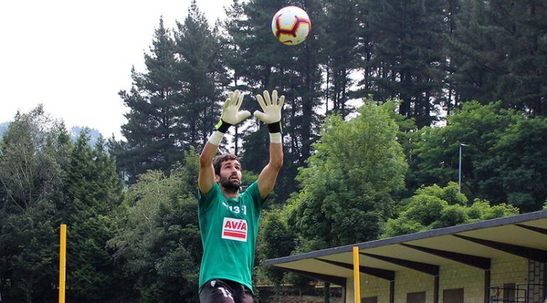 Asier Riesgo salta a por un balón en Atxabalpe