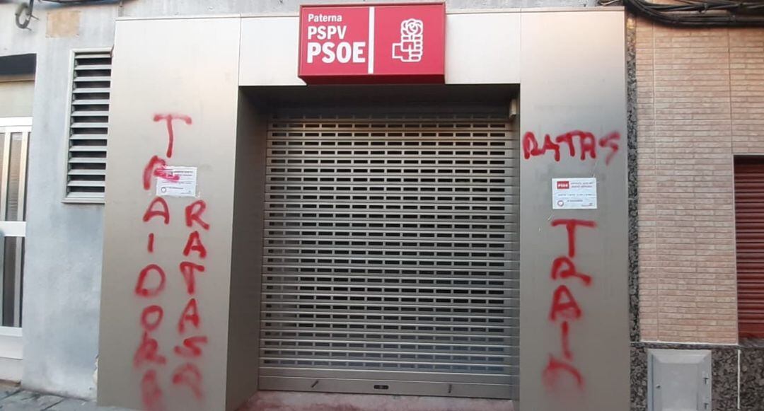 Pintadas en la sede del PSPV-PSOE de Paterna (Valencia)