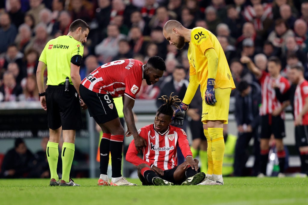 Nico Williams se retira lesionado durante el partido ante el Mallorca disputado este viernes en San Mamés