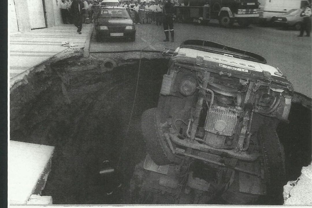 El camión hundido en la avenida de Barcelona de la capital en junio de 1998.