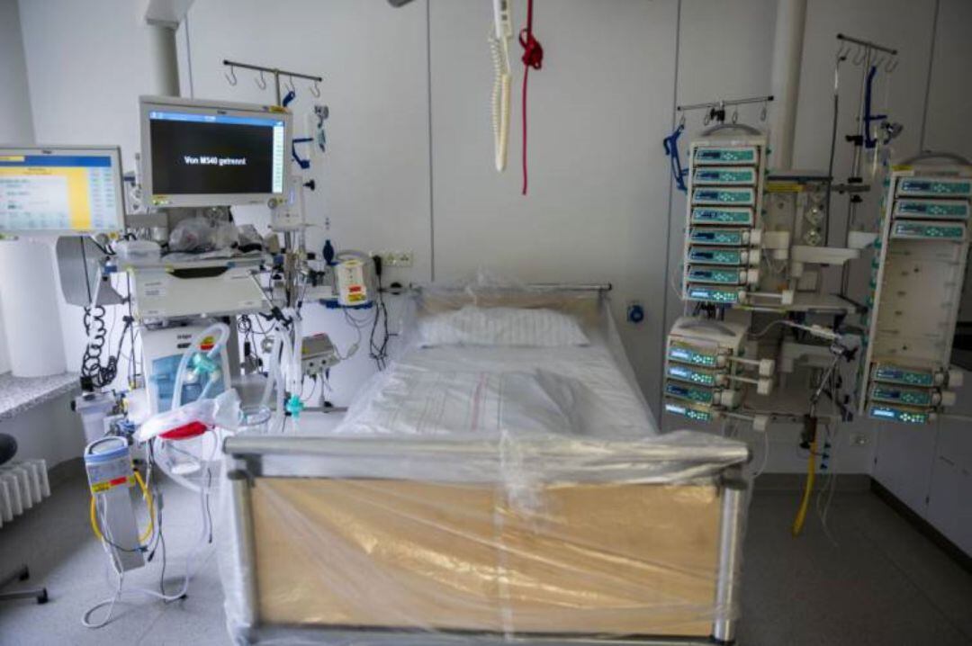 Una cama bloqueada en un hospital, a disposición de enfermos de la COVID-19