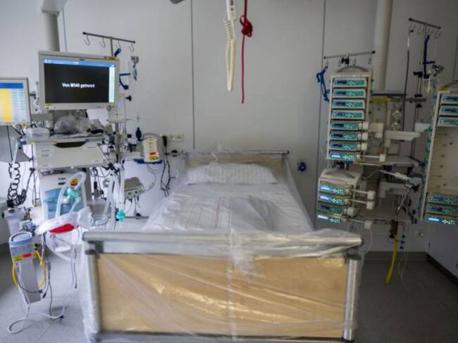 Una cama bloqueada en un hospital, a disposición de enfermos de la COVID-19