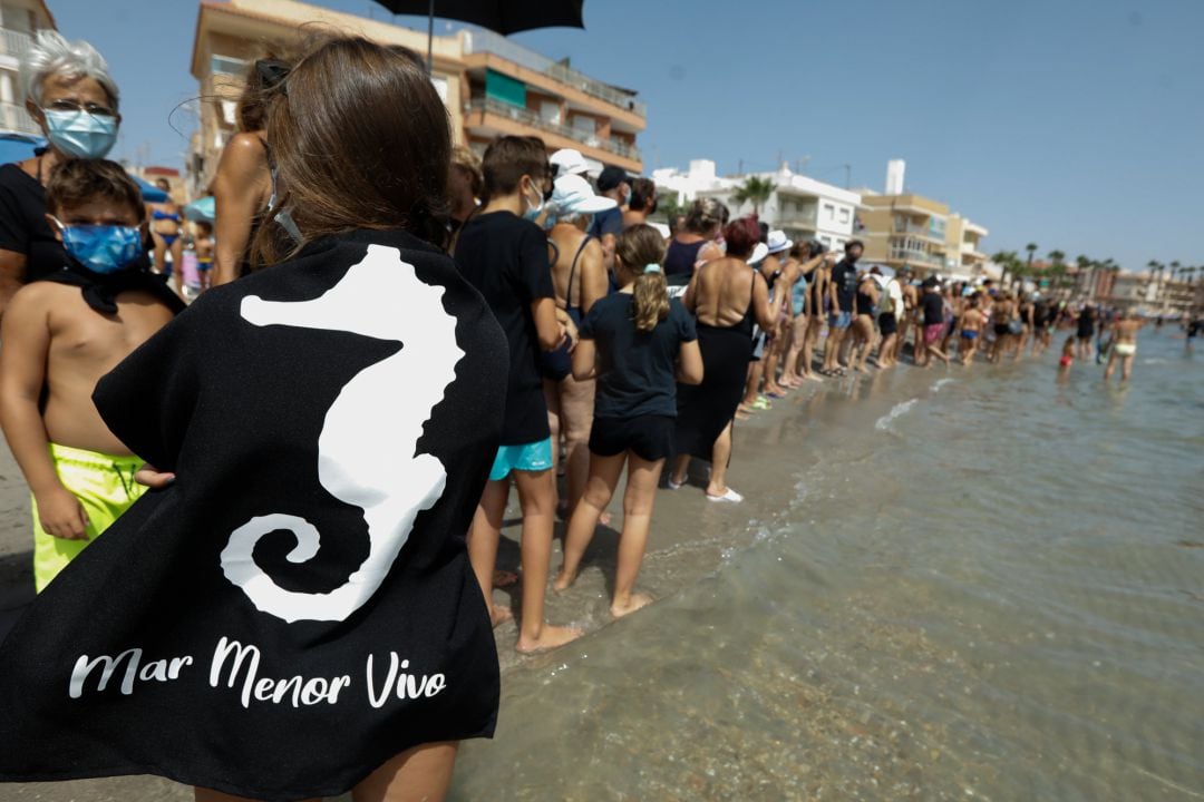 Cadena humana convocada para guardar luto al Mar Menor, en una imagen de archivo