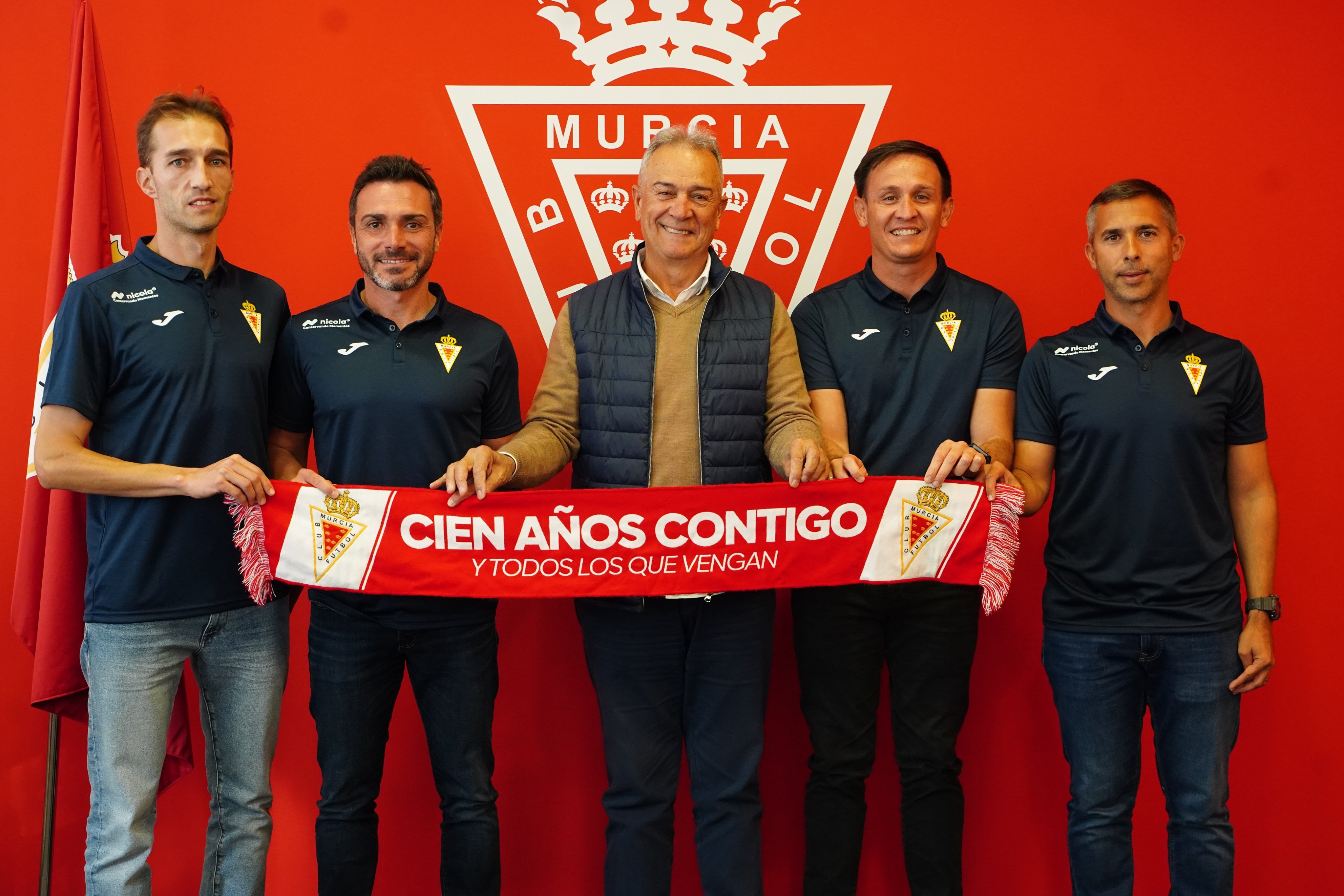 Rafael López, segundo entrenador; Adrián Colunga, técnico; Felipe Moreno, presidente del Real Murcia; Pedro Asensio, miembro de la comisión deportiva y Santos Valero, preparador físico.
