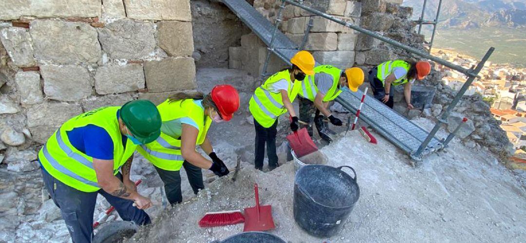 Voluntarios trabajando en el campus.