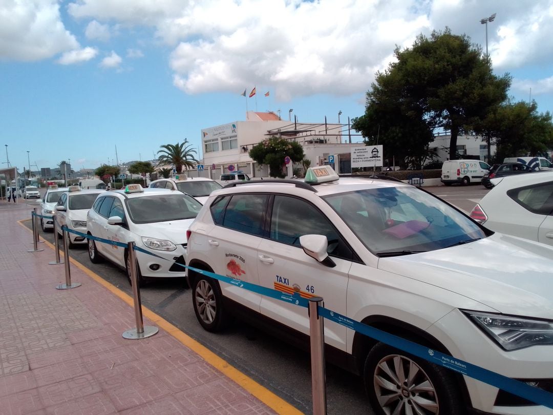 Taxis en la parada del puerto de Ibiza