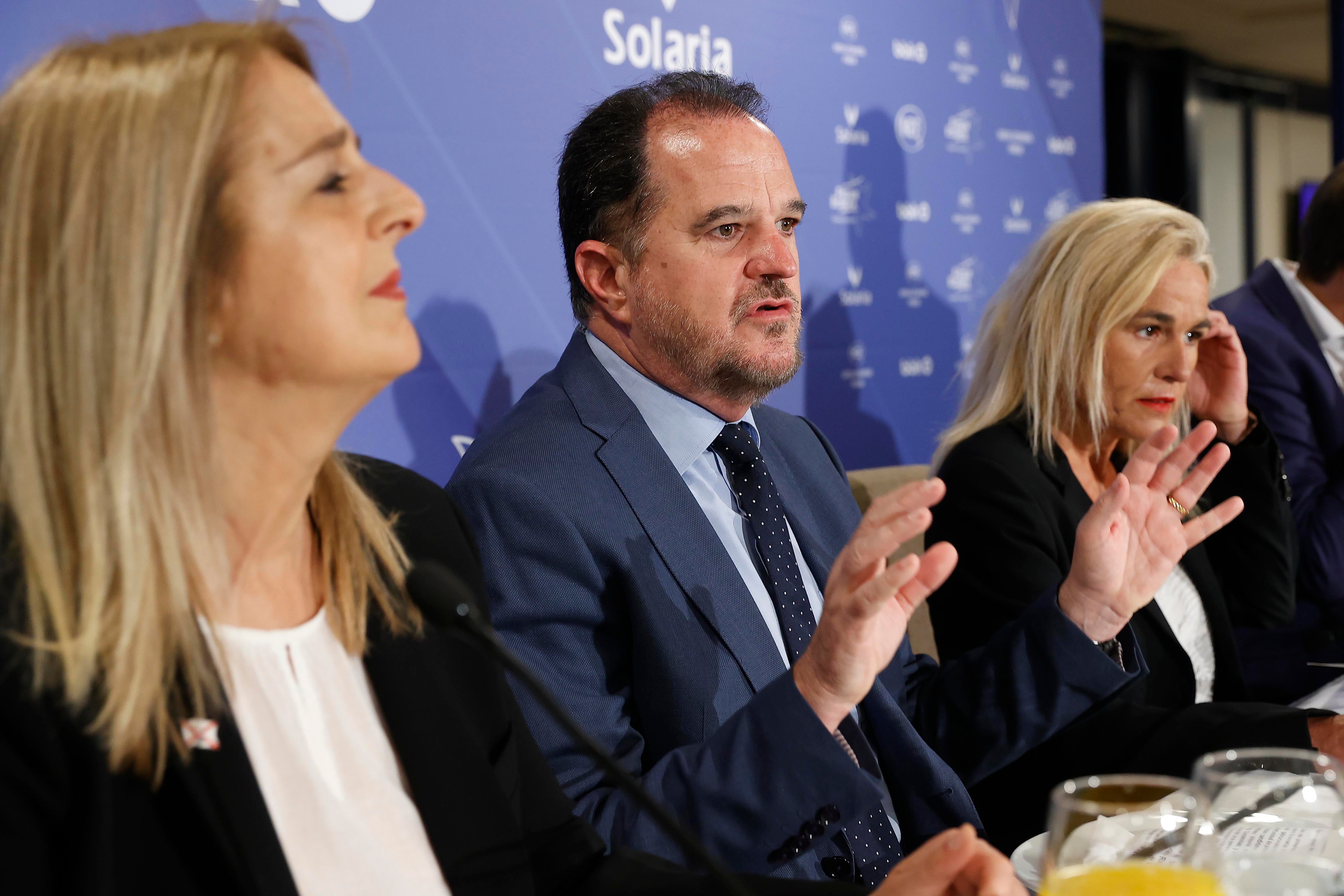 El presidente del PP vasco, Carlos Iturgaiz, presentando a los candidatos de su partido a las alcaldías de Bilbao, Vitoria y San Sebastián (ARCHIVO)