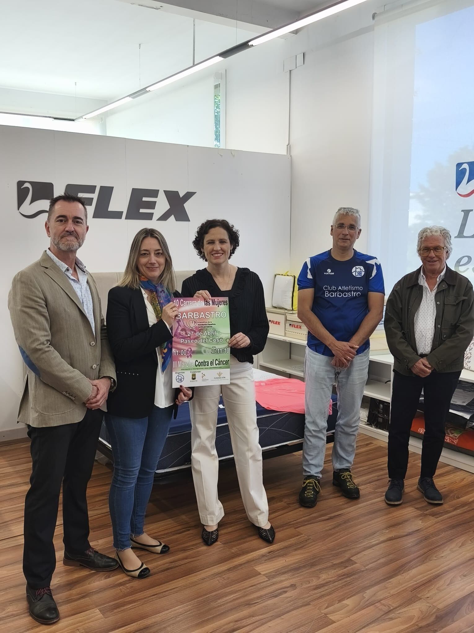 Javier Samanes, Olga Angulo, Susana Andreu, Jesús Lacoma y Miguel Garuz (de izquierda a derecha) en el momento de la entrega