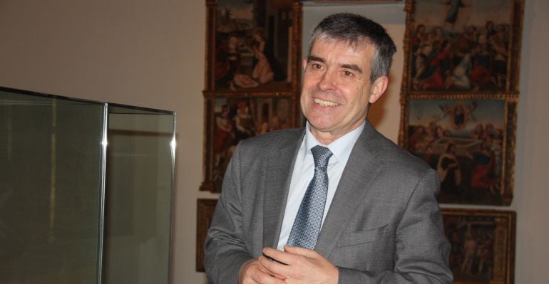 El director del Museu de Lleida, diocesà i comarcal en una de les sales de l'equipament