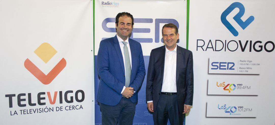 El director general de Radio Vigo recibe al candidato socialista, Abel Caballero.