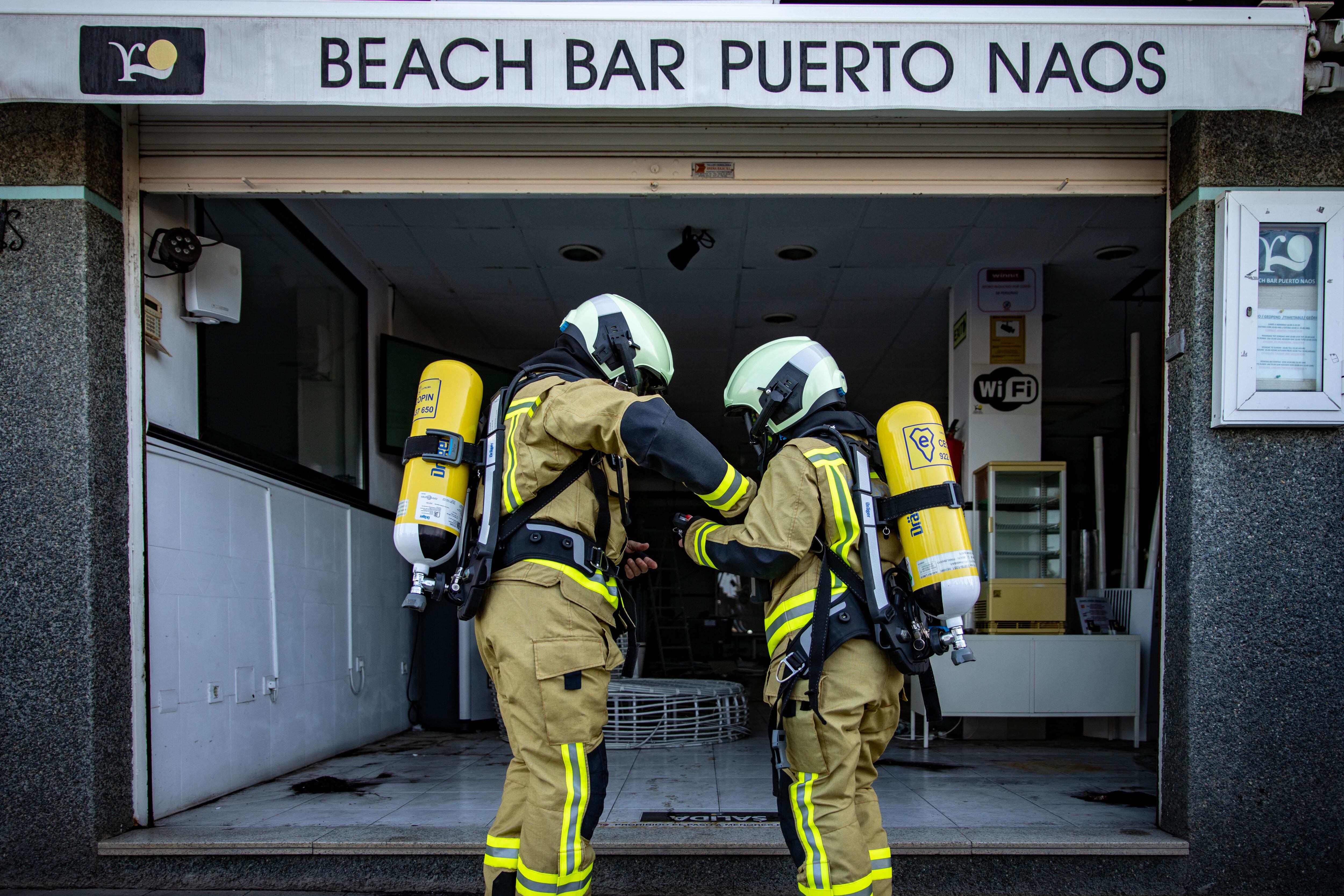 Los técnicos revisan la acumulación de gases en uno de los establecimientos de la localidad de Puerto Naos, uno de los núcleos turísticos de la isla de La Palma completamente aislado por la acumulación de gases tóxicos desde el 19 de septiembre del año 2021