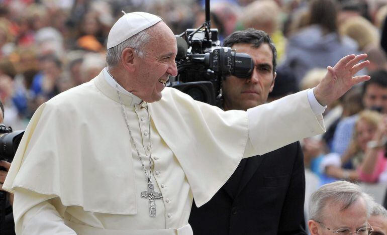 El papa Francisco saluda a los fieles a su llegada a la audiencia general de los miércoles en la plaza de San Pedro del Vaticano el pasado 11 de mayo 