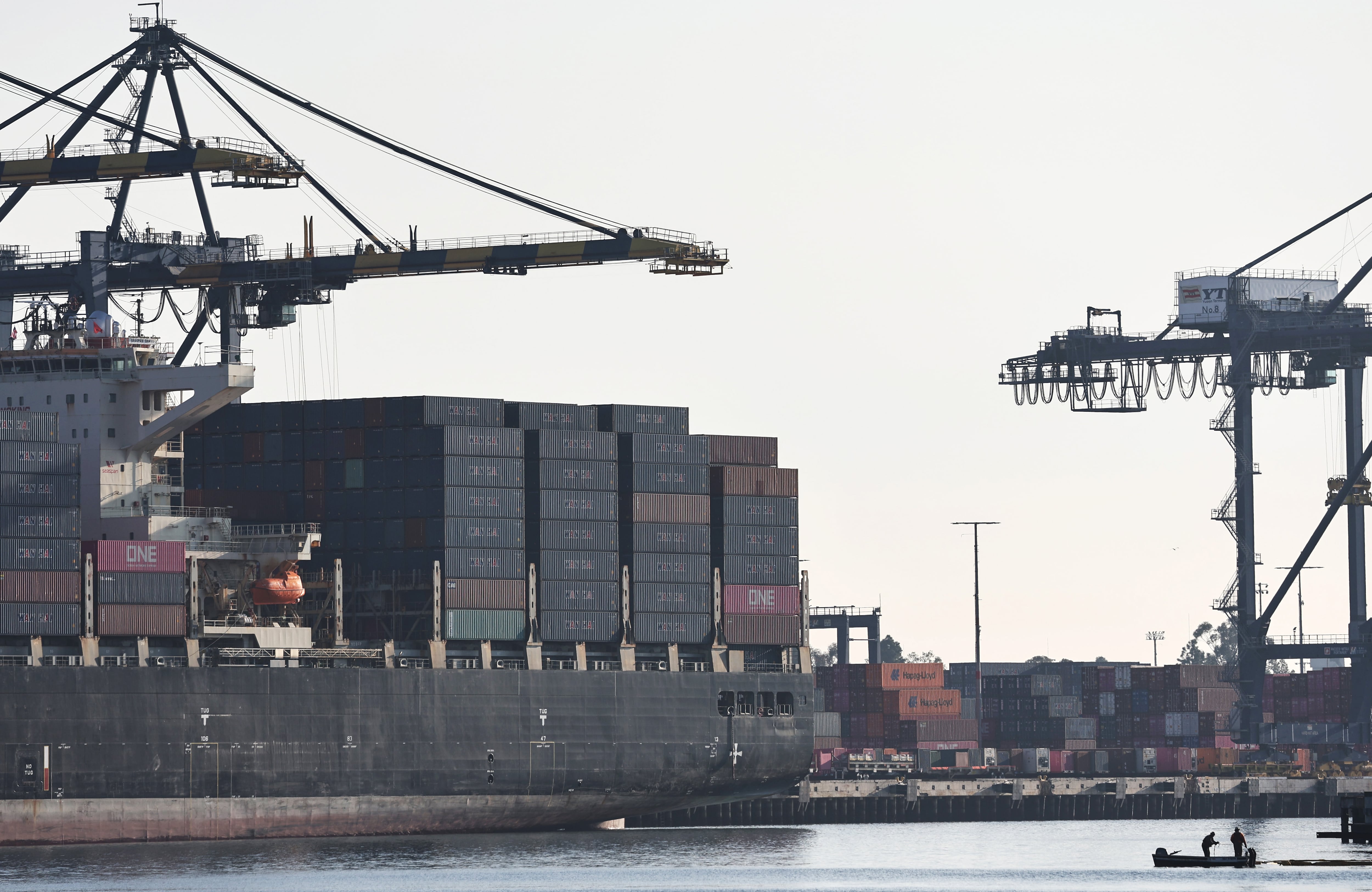 Varios contenedores de envío se apilan en un barco portacontenedores en el puerto de Los Ángeles