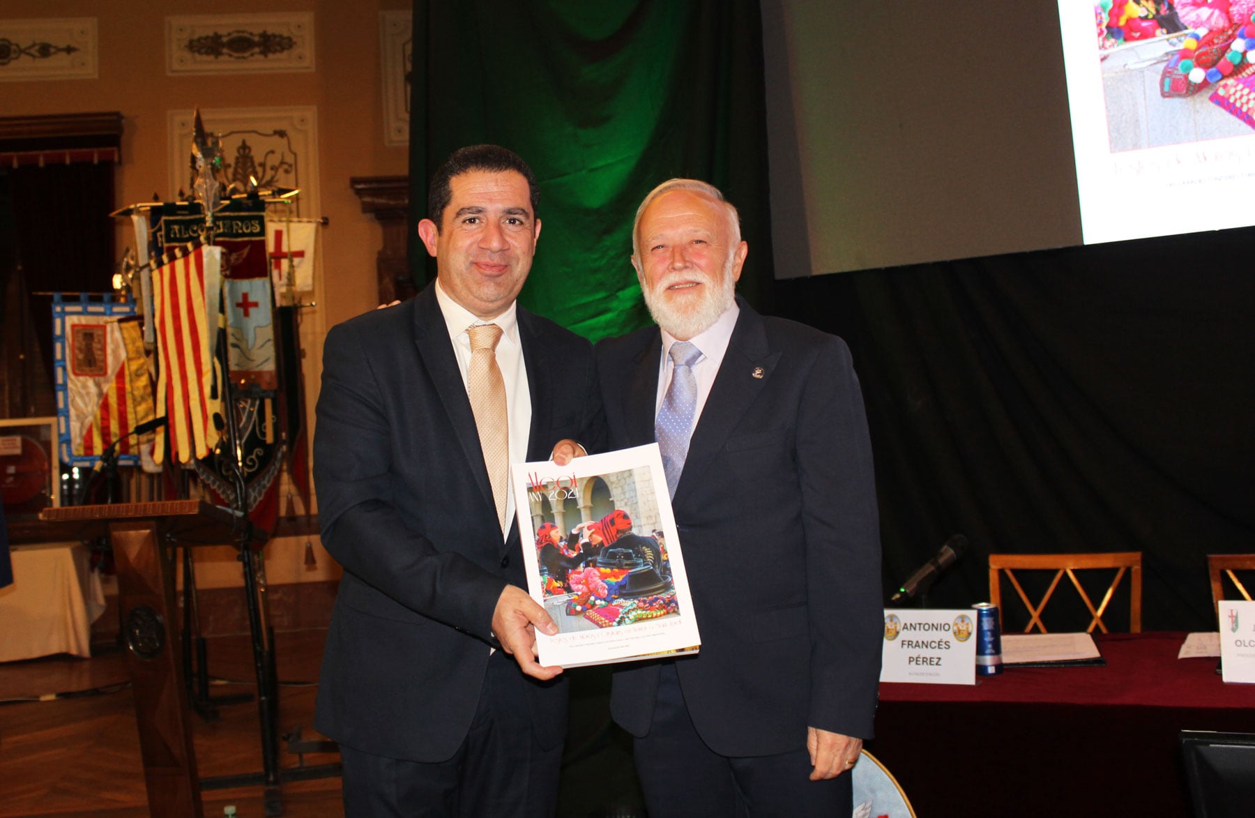 Toni Francés, alcalde de Alcoy, muestra el primer ejemplar de la revista de Fiestas entregado por el presidente de la Asociación de San Jorge, Juan José Olcina