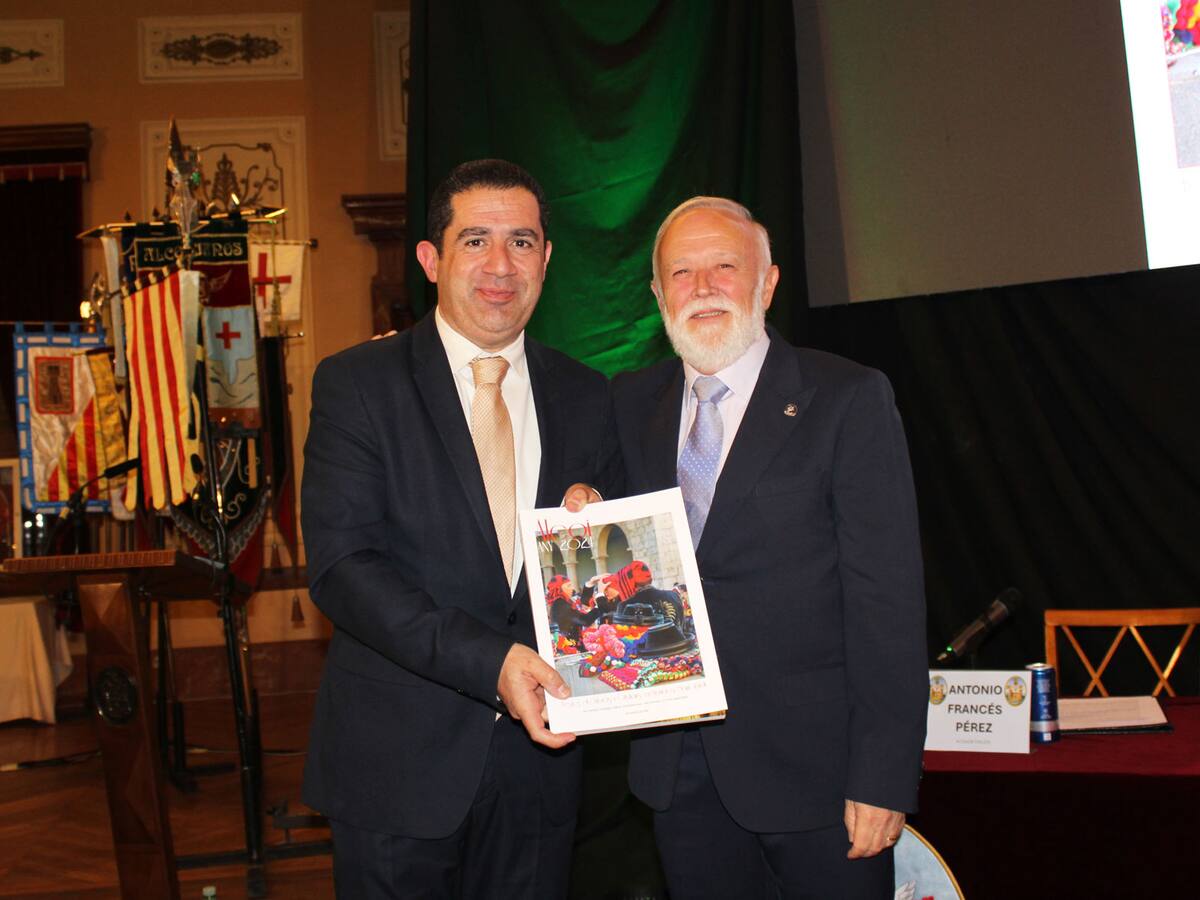 El fotógrafo Xavi Terol muestra la importancia de los preparativos y del momento justo en la portada de la Revista de Fiestas 2024