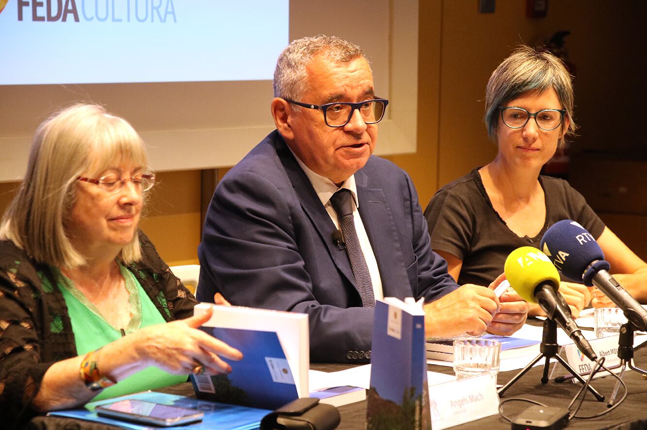 La directora de l'AQUA, Marta Fonolleda, acompanyada de la presidenta de la SAC, Àngels Mach i del director general de FEDA, Albert Moles