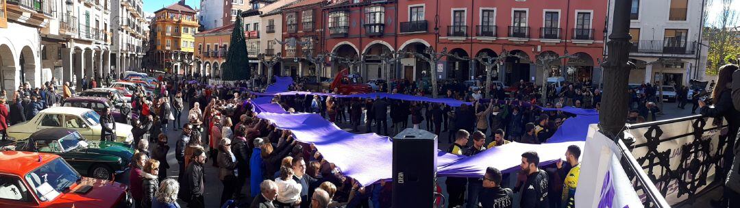 La Plaza Mayor se convirtió en un enorme lazo violeta en el Día Internacional conta la Violecia de Género.