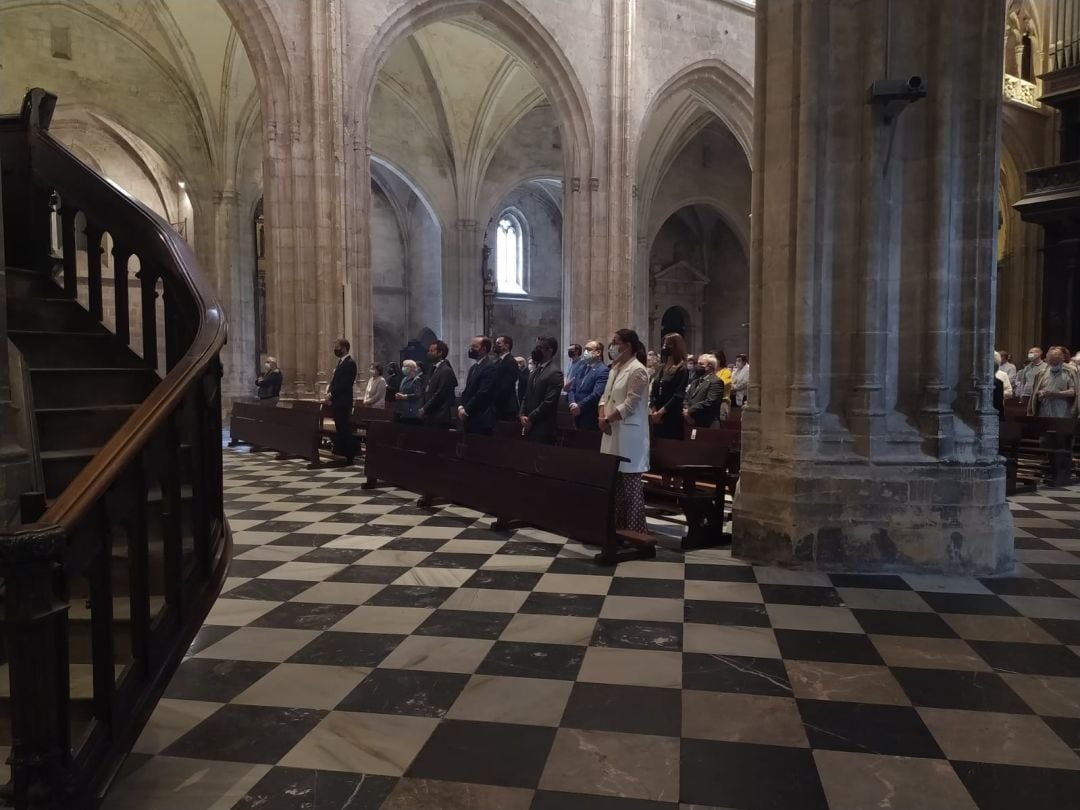 El arzobispo, Jesús Sanz, que ha oficiado la misa de San Salvador, ha trufado su homilía de alusiones al papel de Oviedo como origen del camino primitivo a Santiago.