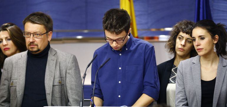 El portavoz de Podemos, Íñigo Errejón (c), junto a Irene Montero (d), y el portavoz de En Comú Podem en el Congreso, Xavier Domènech (i), entre otros, durante la rueda de prensa en la que anunciaron que el pacto que el PSOE ha firmado con Ciudadanos es in