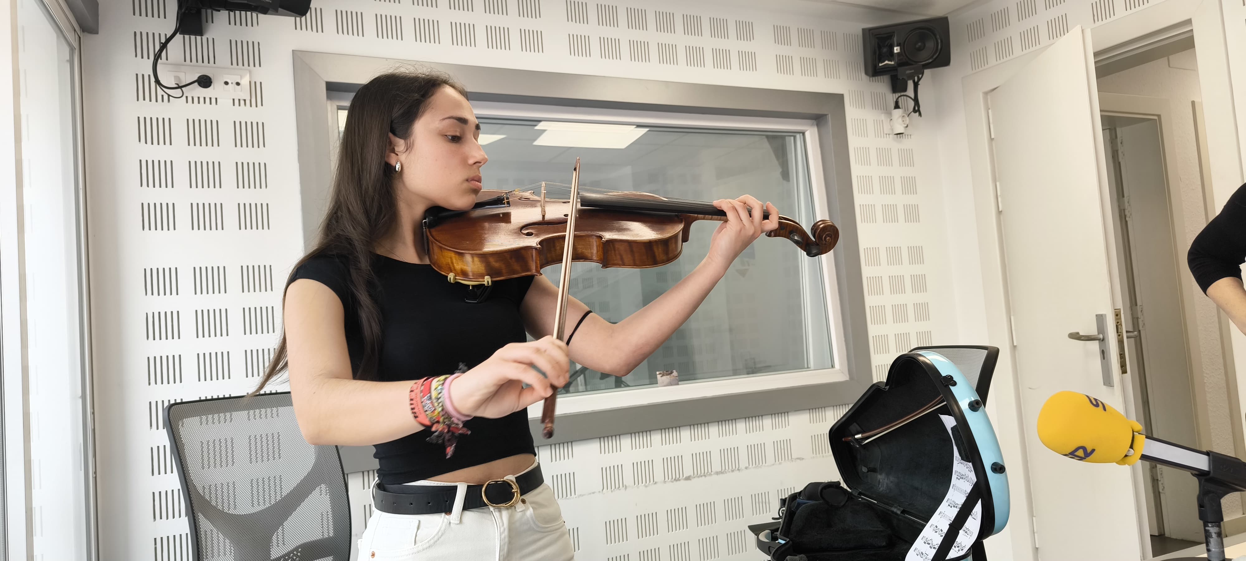 La joven Lucía Villa con la Viola, junto a los profesores Pablo Razábal y Alejandro Peña